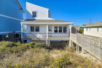 Image de Schoonderwoerd - Oceanfront Home avec des vues captivantes et un intérieur confortable.
