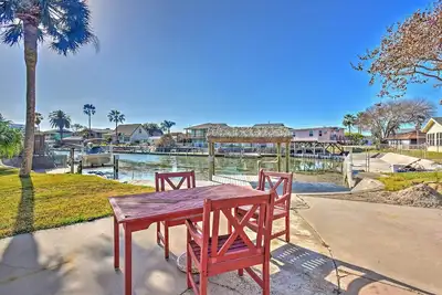 Image de Spacieux Waterfront Rockport House w \/ quai privé!