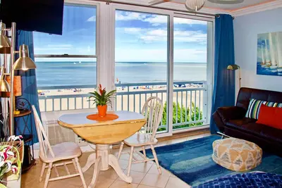 Image de Ocean Studio Va Beach avec vue et accès à la piscine!