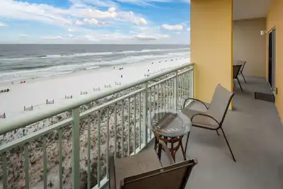 Image de Pelican Isle 608: Charmant - sur la plage! Balcon, piscine, service de plage gratuit