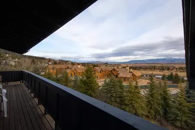 Image de Gros Ventre B12: Teton Village - Cozy Top Floor Condo - Vue magnifique sur la vallée - Accès à la piscine et au spa!