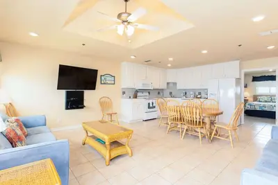 Image de \"Le château Sky\": 3 Chambre penthouse avec vue sur la plage de la Sky! <br>