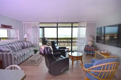 Image de Spacieux, confortable condo de 2 chambres en bord de mer avec un décor impeccable, WiFi gratuit, une piscine intérieure et une vue imprenable sur l'océan situé en haut de la ville et à quelques pas de la plage!