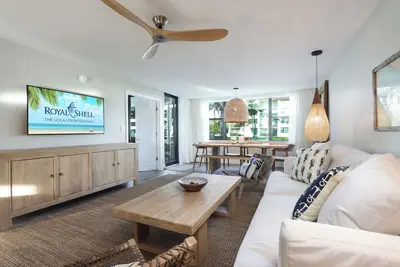 Image de Vue sur la piscine, rez-de-chaussée, joliment mis à jour - Loggerhead Cay 571