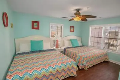 Image de 3800 pieds carrés de Famille! 8 chambres ~