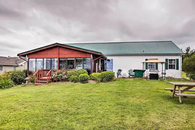 Image de Lyndonville House w \/ Fire Pit & Screened Patio!