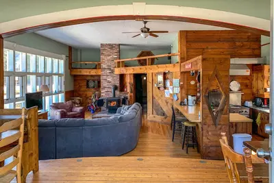 Image de East Burke Home avec grande terrasse sur les pistes cyclables de Mtn!