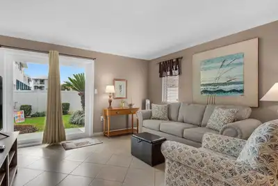 Image de Maison de ville confortable avec une courte promenade Piscine communautaire et la plage!