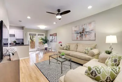 Image de 6br \/ 5ba Duplex du centre-ville de luxe!
