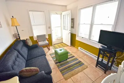 Image de Cozy, joli condo 1 chambre en bord de mer avec WiFi et une vue magnifique sur l'océan situé au centre-ville directement sur le Boardwalk et à quelques pas de la plage!