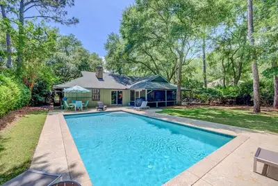 Image de Belle maison à Sea Pines avec piscine et vélos privés! Marcher jusqu'à la plage