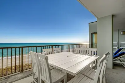 Image de Penthouse de luxe avec trois chambres et trois salles de bains en front de mer avec deux balcons!
