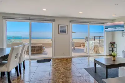 Image de L'emplacement est incroyable avec une, nouvellement rénové unité inférieure extraordinaire sur le sable!