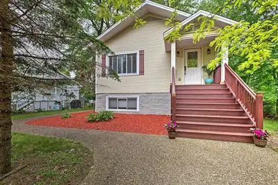 Image de Union Pier Home avec grande terrasse, bain à remous et arrière-cour!