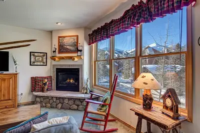Image de Spacieux condo Breckenridge, bain à remous extérieur, 2 pâtés de maisons de la rue principale, des équipements fantastiques!