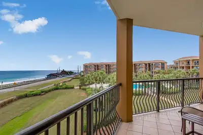 Image de Magnifique golfe Vue du salon et deux chambres à coucher et service quotidien plage! !
