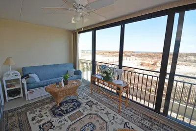 Image de Condo de 1 chambre en bord de mer de style traditionnel avec connexion Wi-Fi gratuite et terrasse couverte avec vue magnifique sur la plage Situé à Midtown et à quelques pas de la plage!