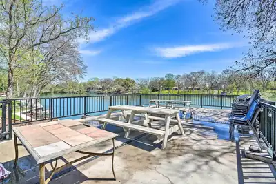 Image de Bord de l'eau 'Guadalupe River Lodge' Seguin Home