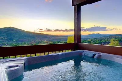Image de Offres hors saison et d'été! Vues incroyables, bain à remous privé, spacieux, 2 espaces de vie, ascenseur