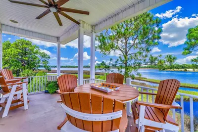 Image de Riverfront Carrabelle Home avec patio et quai privé