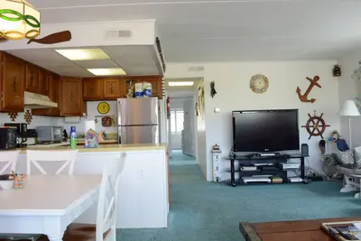 Image de Situé à quelques pas de la plage, ce condo 3bdr au décor côtier et à une connexion Wi-Fi gratuite est situé à l'extrémité nord de la ville!