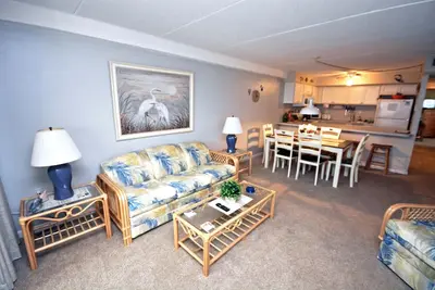 Image de Condo en bord de mer de 3 chambres adapté aux enfants avec balcons fermés et piscine extérieure située dans les quartiers chics et à quelques pas de la plage!