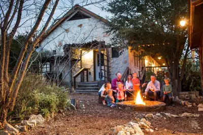 Image de Secluded Hill Country Glamour avec beaucoup de commodités pour jusqu'à 8!