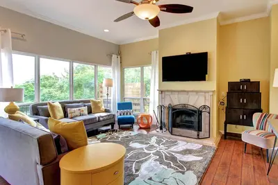 Image de Treehouse 5br \/ 4ba - Marchez vers le centre-ville, le parc Zilker, Acl, Sxsw!