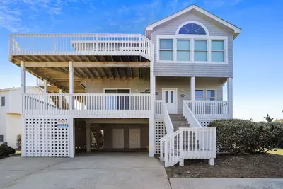 Image de Semi-Oceanfront- 6 Rb, piscine privée, bain à remous, Ping Pong, chien amical