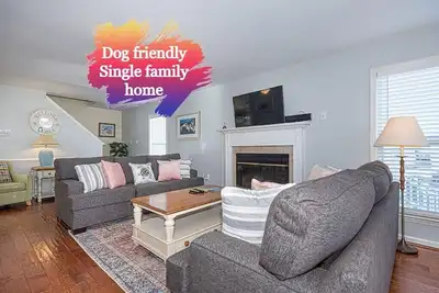 Image de Maison de luxe de 2 étages, 3 chambres et salon avec WiFi gratuit, barbecue au charbon de bois et arrière-cour située dans un quartier familial sur le côté de la baie à quelques pâtés de maisons de la plage! Linge de maison inclus.