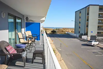 Image de Spacieux et moderne condo de 2 chambres avec parquet et carrelage au sol, adorable décor côtier et accès WiFi gratuit situé dans le centre-ville et à quelques pas de la plage!