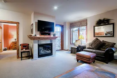 Situé au coeur de Breckenridge! Piscine et bains à remous avec une vue magnifique! Parking en garage!