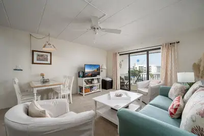 Image de Vivez vos vacances dans ce spacieux condo d'une chambre avec vue sur l'océan.
