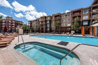 Image de Location De Ski Gratuite! Ski-in / Ski-out Penthouse Avec vue sur la Montagne, Terrasse Privée et Aménagements Complets du Complexe!