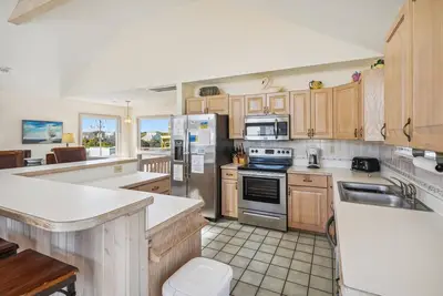 Image de Semi-Oceanfront, piscine privée, bain à remous et table de billard!