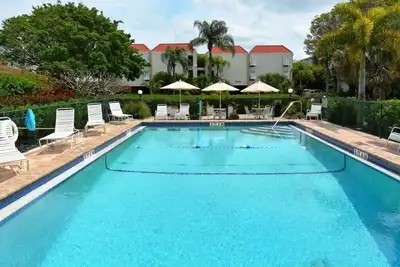 Image de Piscine chauffée et spa WiFi gratuit et trolley Près de la plage et de la baie avec Dock sur la baie!