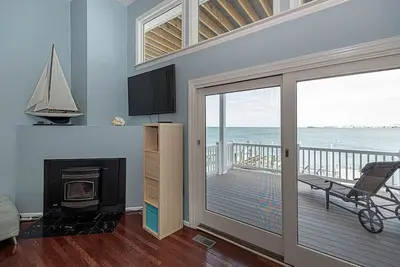 Image de Belle maison de ville haut de gamme de 3 chambres avec WiFi gratuit, chaînes Hbo, ascenseur à bateaux et style impeccable située en plein cœur de la baie, à seulement trois pâtés de maisons de la plage!