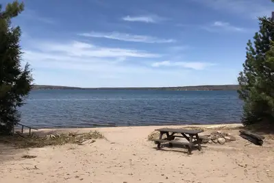 Image de Une vue Grand Island sur une grande plage de sable, cheminée, véranda filtrée!