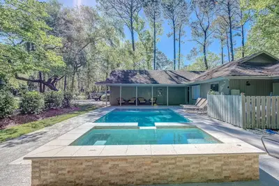 Image de Nouveau pour 2018! Remodelée Sea Pines Home, piscine privée, vélos gratuits