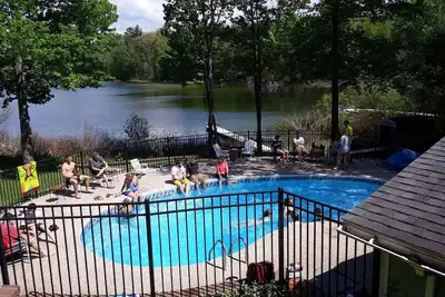 Image de Lily Pad Cove-Maison unique avec piscine extérieure creusée - Sanford Lake-Lake Ann