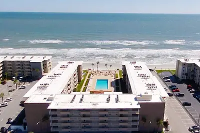 Image de À quelques pas de la plage et de la piscine!