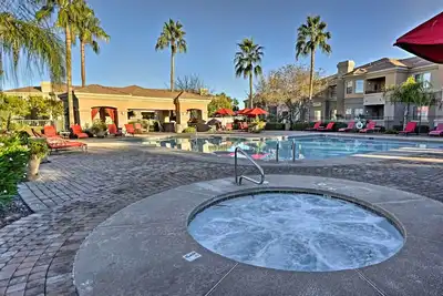 Image de Condo Mesa au bord de la piscine avec des équipements Lux!