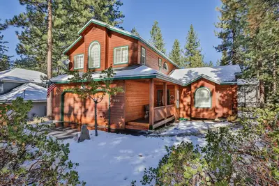Image de Heavenly Adventure - Luxury Mountain Home, Table de billard, bain à remous