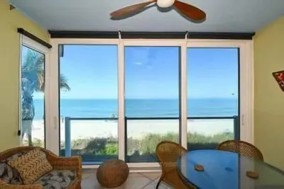 Image de Beachfront Siesta Key! Écoutez le surf! Wi-Fi et quai pour bateaux gratuits au 2ème étage