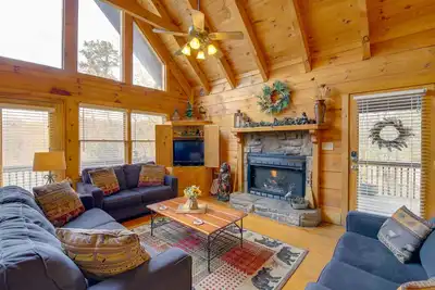 Smoky Mountain Cabin w / Vue de Hot Tub & Deck!