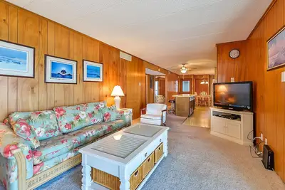 Image de Spacieux et confortable condo de 2 chambres en bord de mer avec Wi-Fi gratuit, une piscine extérieure et une jolie vue sur l'océan situé en haut du centre-ville, à quelques pas de la plage!