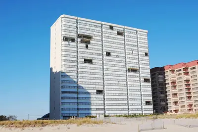 Image de Élégant et spacieux condo en bord de mer de 2 chambres avec connexion Wi-Fi fournie par le propriétaire, 3 télévisions à écran plat (toutes avec les chaînes Hbo et Disney et les lecteurs blue ray), une piscine intérieure, un décor floral et un balcon d.