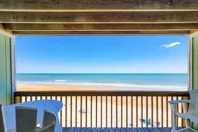 Image de Surf Condo 123 - Rénové! Oceanfront avec piscine et accès à la plage