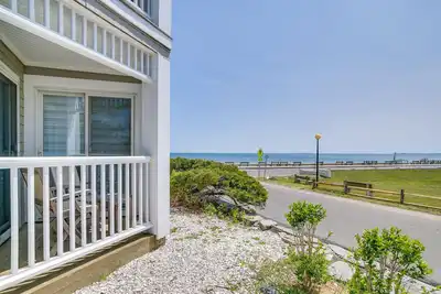 Image de Spacieux Oak Bluffs Condo - Étapes à suivre pour Inkwell Beach