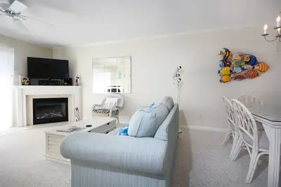Image de Luxueux condo de 3 chambres, luxueux et lumineux, avec connexion Wi-Fi et piscine extérieure, situé près du centre-ville et à moins d’un pâté de maisons de la plage! Linge de maison inclus et bonne femme de chambre, service hôtelier dans le condo.